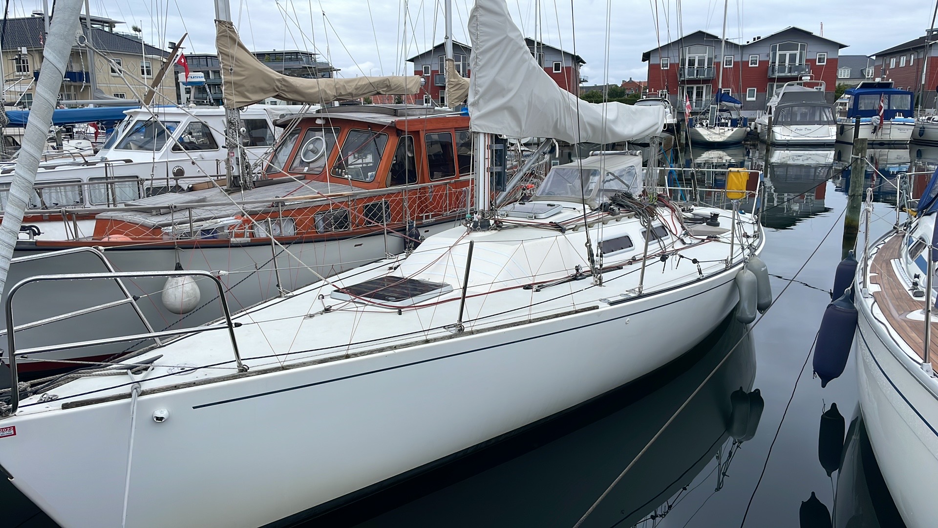 J/33 Breeze set fra siden i havn